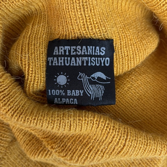 100% baby alpaca wool Peruvian sweater in goldenrod yellow - Picture 6 of 11